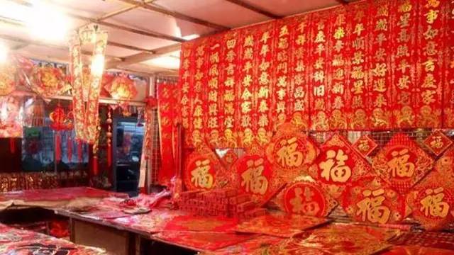 拼字春聯(lián)_帶拼音春聯(lián)_貼春聯(lián)的拼音