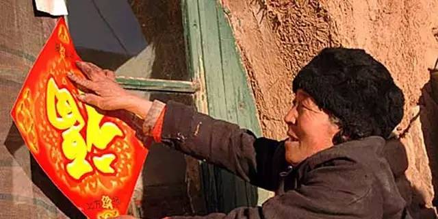 貼春聯(lián)的拼音_帶拼音春聯(lián)_拼字春聯(lián)