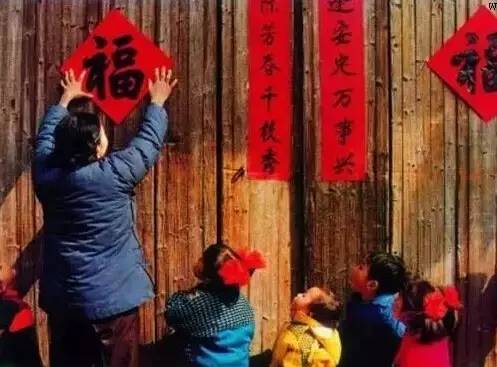 貼春聯(lián)的拼音_拼字春聯(lián)_帶拼音春聯(lián)