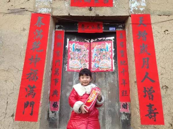 貼春聯(lián)的拼音_帶拼音春聯(lián)_拼字春聯(lián)