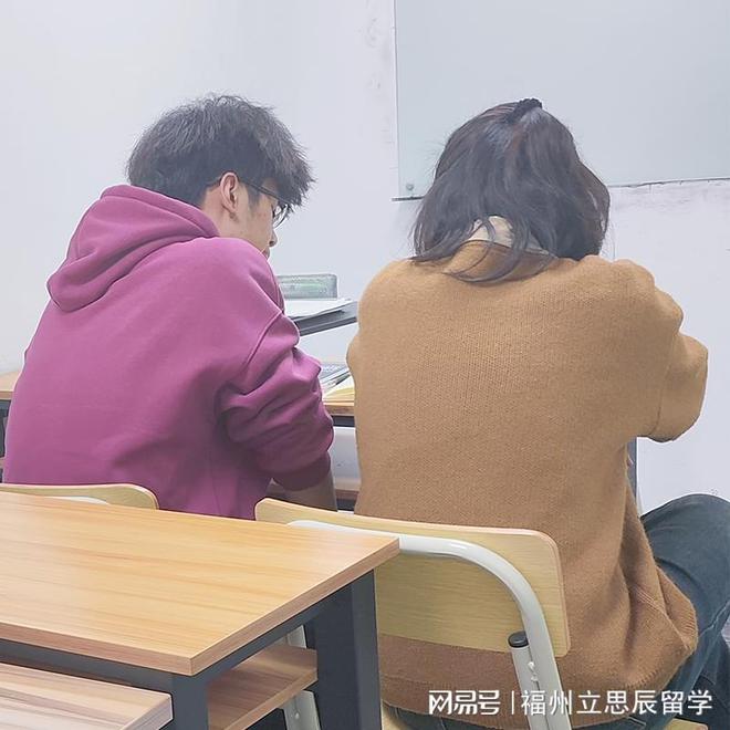 福州留學必看！高考英語成績?yōu)橄愀郾究粕暾埣臃謱嵱妹丶?/></p>
							<p>在如今這個競爭異常激烈的香港本科申請賽道上，每一位福州學子都懷揣著夢想，渴望踏入香港高校的大門。而<a href='/zuowen/gaozhongzuowen/47465.html' title='新高考英語兩篇作文，如何拿高分？進入A檔評分標準全攻略' target='_blank'>高考英語</a>成績，可不單單是一道基礎門檻，它更像是一把閃閃發(fā)光的鑰匙，是展現(xiàn)個人優(yōu)勢的重要法寶。只要掌握了正確的運用方法，這一成績完全能助力福州的申請者在眾多競爭者中脫穎而出。</p>
<p><img src='http://www.korrwbx.cn/d/file/p/2025/05-23/1747943652812_0.jpg' alt='香港本科申請_高考英語成績優(yōu)勢_高考英語作文怎么提高'/></p>
<p>凸顯語言能力優(yōu)勢</p>
<p>香港的高校大多采用全英文授課模式，對于福州留學的同學們來說，一份良好的高考英語成績就像是一張“語言通行證”，能直觀地向招生官證明自己具備適應這種學習環(huán)境的語言基礎。要是英語成績達到了 135 分及以上，可一定不能在個人陳述或申請材料里埋沒了這個閃光點。比如，可以詳細說明自己在英語閱讀、寫作、聽力等方面的獨特優(yōu)勢。要是高考英語作文還獲得了高分，那更是要單獨拎出來說一說，這能完美展現(xiàn)自己在英語書面表達上的出色能力，讓招生官對申請者的語言水平瞬間信心倍增。</p>
<p>結合專業(yè)需求突出特色</p>
<p>不同的專業(yè)對英語能力的側重點也有所不同。對于福州立思辰留學所服務的申請香港高校傳媒、語言文學等專業(yè)的同學而言，優(yōu)秀的高考英語成績就像是一塊量身定制的敲門磚，能直接體現(xiàn)與專業(yè)的契合度。在申請的時候，不妨將英語成績與專業(yè)學習方向巧妙結合。比如，可以闡述自己如何通過英語閱讀國際新聞、文學作品，慢慢培養(yǎng)起對傳媒或文學的濃厚興趣，以及未來打算如何運用英語能力在專業(yè)領域深入學習。這樣一來，申請的說服力就大大增強了。</p>
<p>延伸展現(xiàn)學習潛力</p>
<p>高考英語成績的背后，其實反映的是長期的學習積累和出色的學習能力。申請者可以在文書中好好分享一下自己的英語學習經驗，比如自己是如何通過參加英語演講比賽、閱讀英文原著等方式不斷提升英語水平的。這不僅能體現(xiàn)自主學習能力，還能展現(xiàn)出對語言學習的滿腔熱情。這種將成績與學習過程、能力相結合的表述，能讓招生官看到申請者不僅英語成績優(yōu)異，更具備持續(xù)學習和進步的巨大潛力。</p>
<p>申請助力：福州立思辰留學保駕護航</p>
<p>如何最大化發(fā)揮高考英語成績的優(yōu)勢，這可是申請香港本科的關鍵一步。福州立思辰留學憑借豐富的申請經驗，組建了一支專業(yè)的團隊。他們能夠根據(jù)學生的英語成績和目標專業(yè)，精心制定個性化的申請策略。從材料的優(yōu)化到面試的指導，全方位為學生助力，讓福州的學子們憑借高考英語成績在申請中脫穎而出，順利拿到香港高校的錄取通知書。</p>
<p>總之，對于福州有留學意向的同學們來說，充分利用好高考英語成績，再加上福州立思辰留學的專業(yè)支持，香港本科申請之路將會更加順暢。</p>						</div>
						<!-- 新增下載按鈕開始 -->
						<a id=